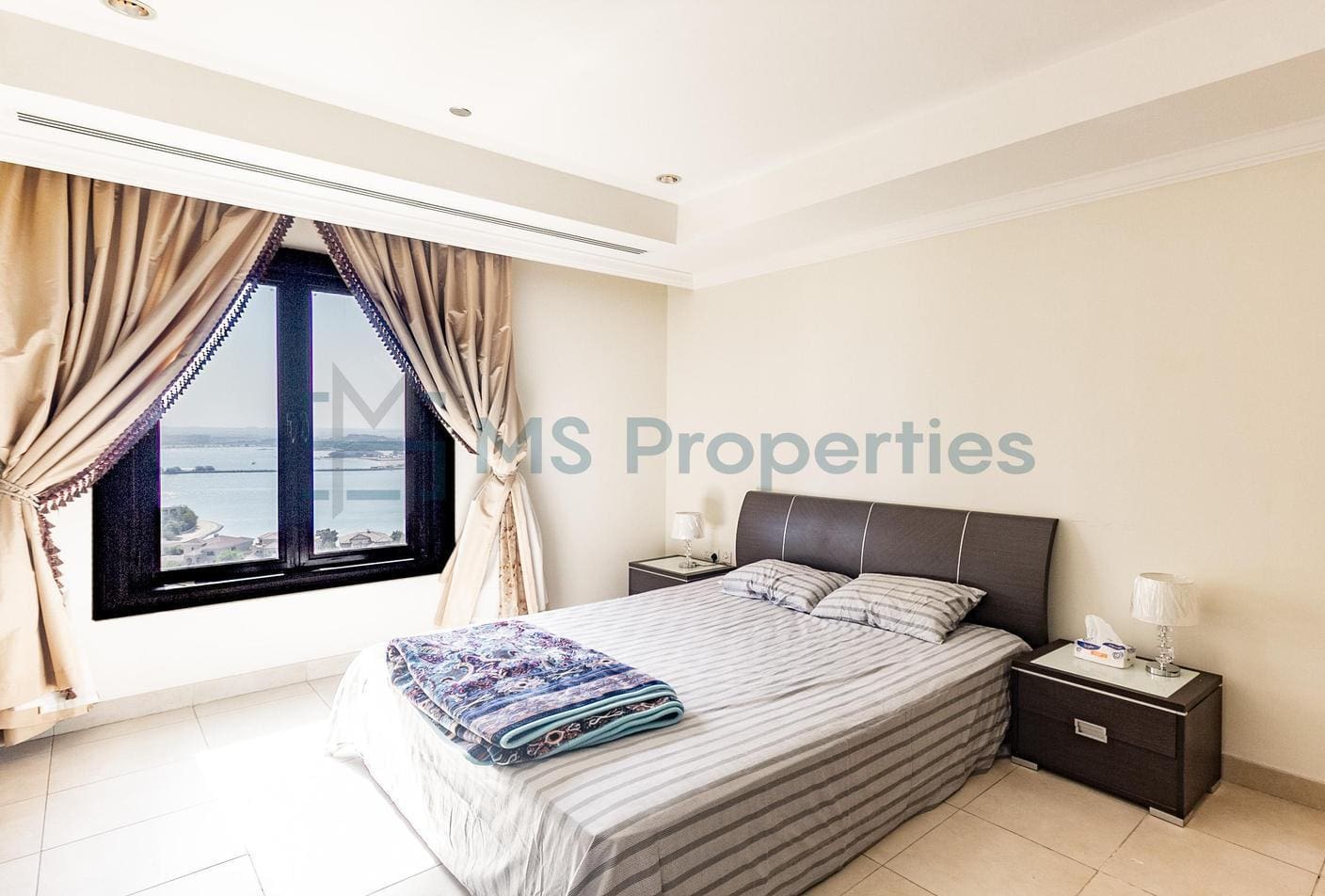Captivating 1-Bedroom Flat with Great Window View