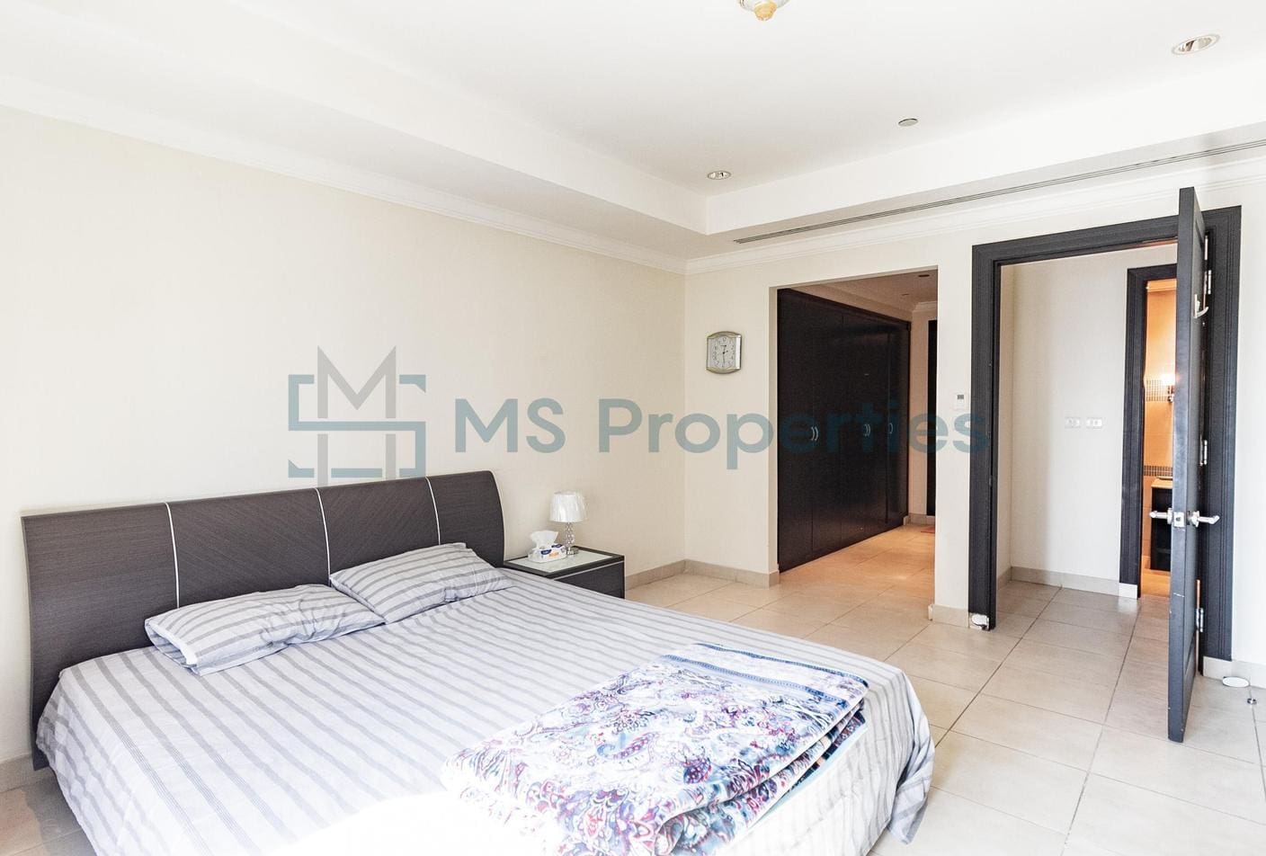 Captivating 1-Bedroom Flat with Great Window View