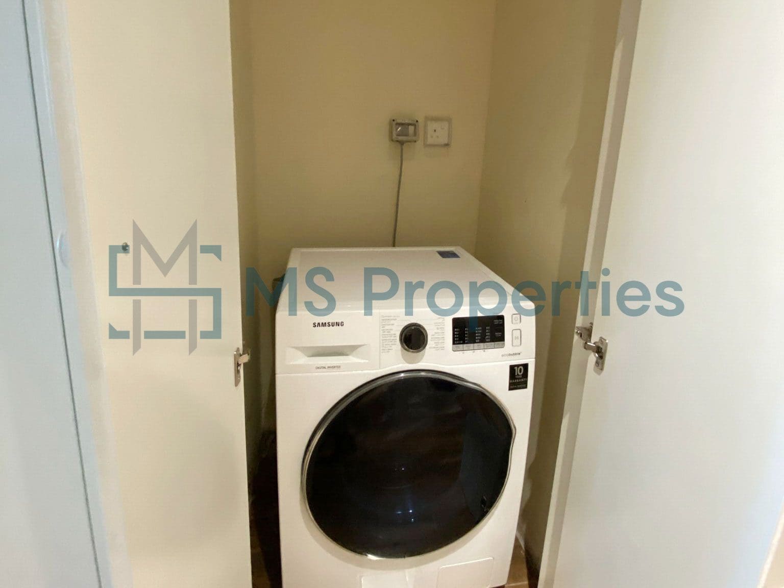 Stunning and Classic 2BHK Flat in The Pearl Area