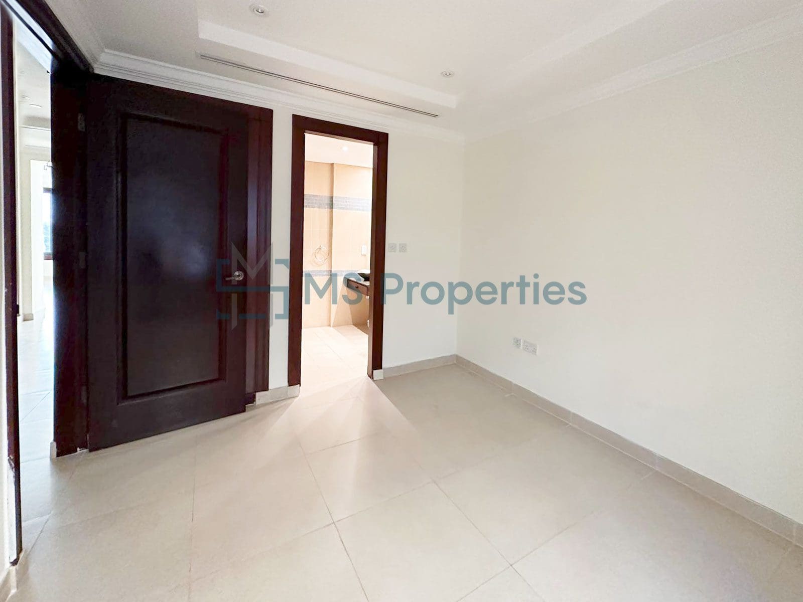 Spacious 4BR + Maid’s Townhouse the Prime location of The Pearl