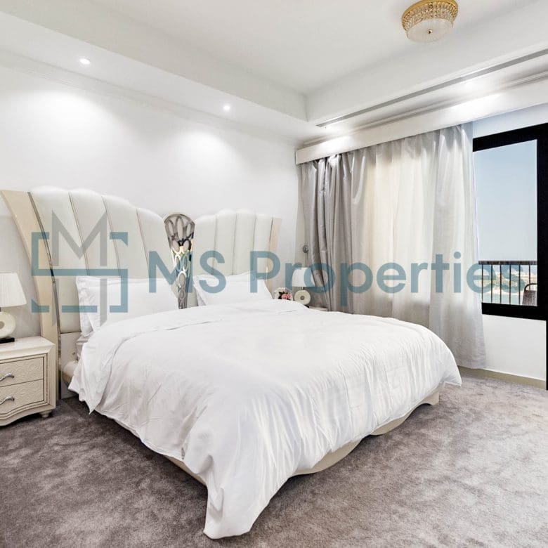 Elegant Luxury 1BR+Office Apartment with Balcony