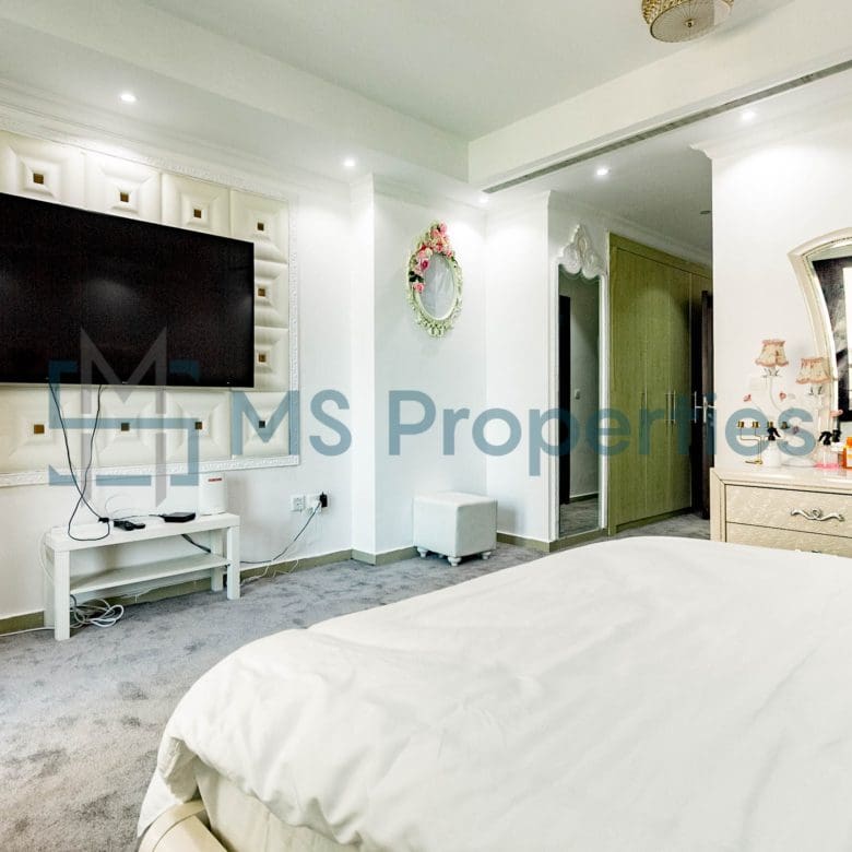 Elegant Luxury 1BR+Office Apartment with Balcony