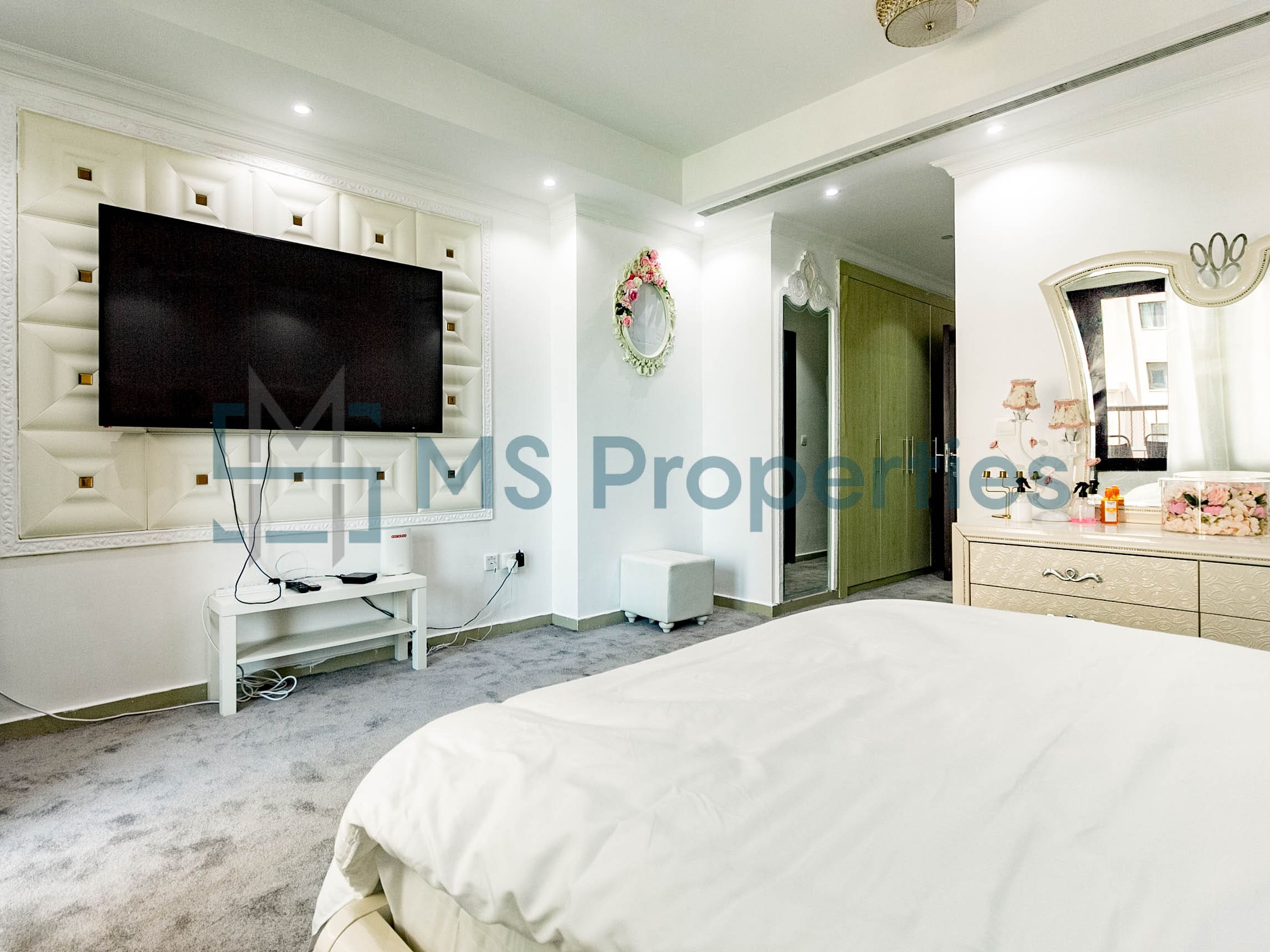 Elegant Luxury 1BR+Office Apartment with Balcony