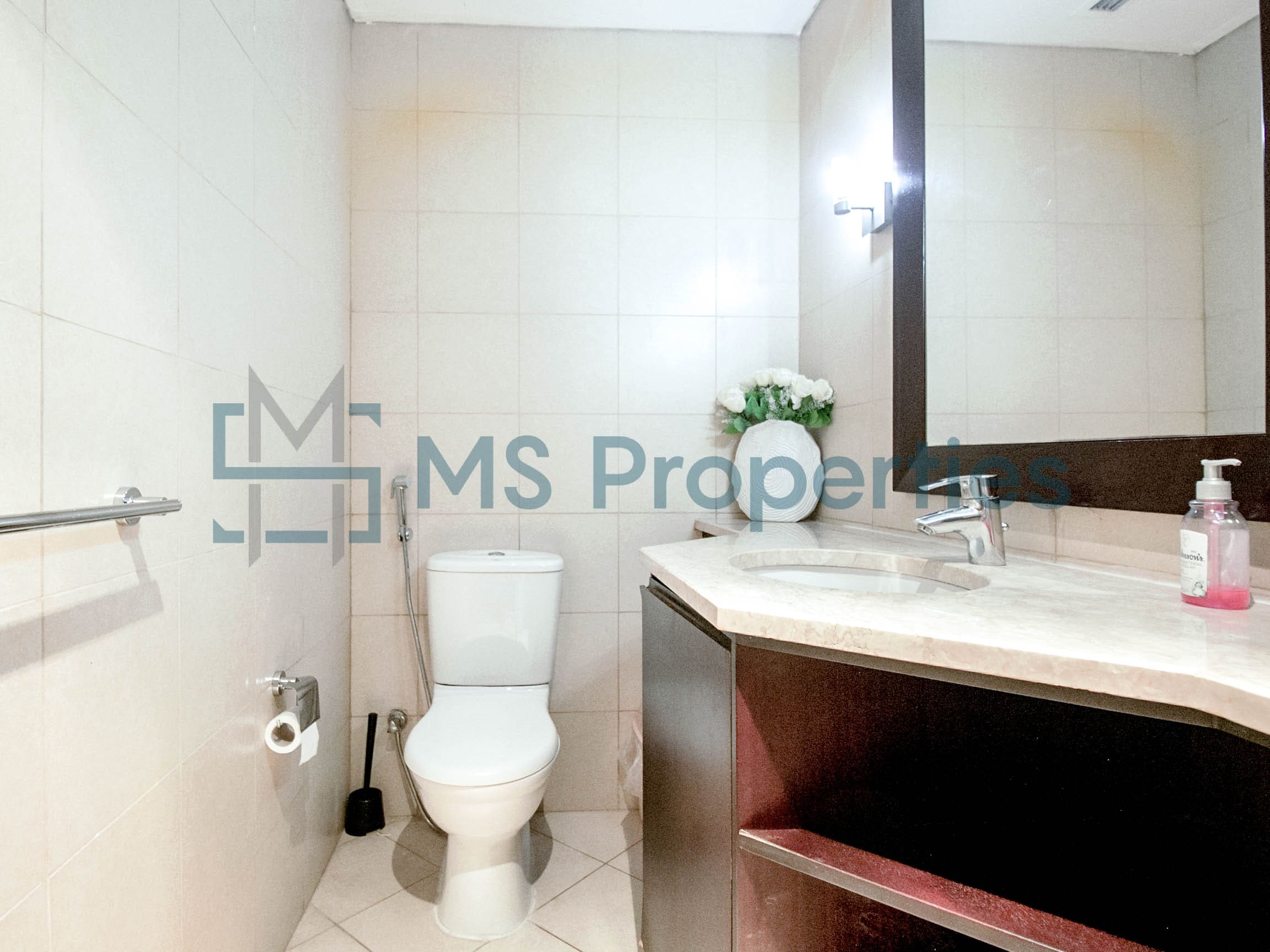 Spacious 1BR Flat with Balcony + Bills Included