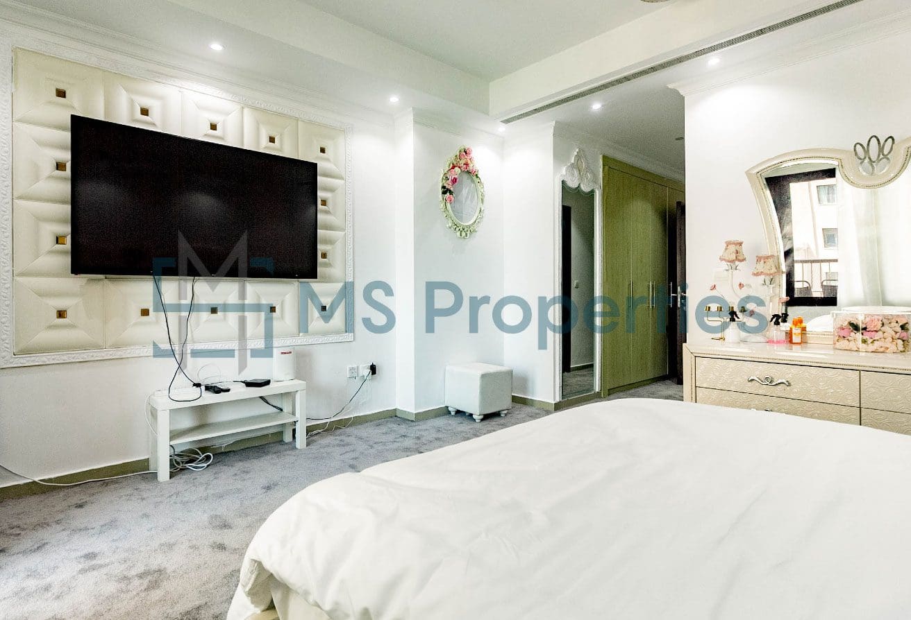 Luxurious 1BR + Office Flat with balcony For Sale