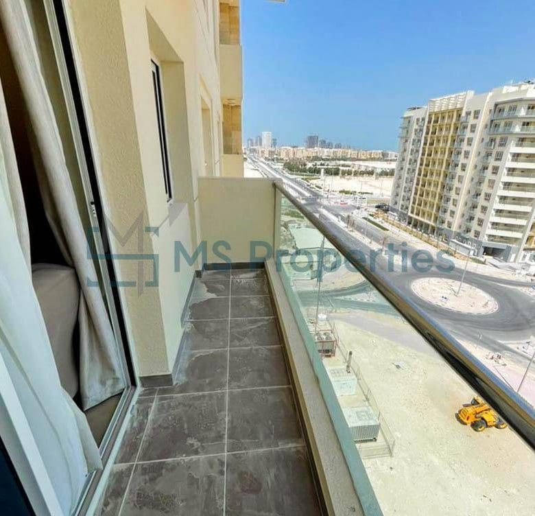 Modern Space 1BR Apartment with Balcony