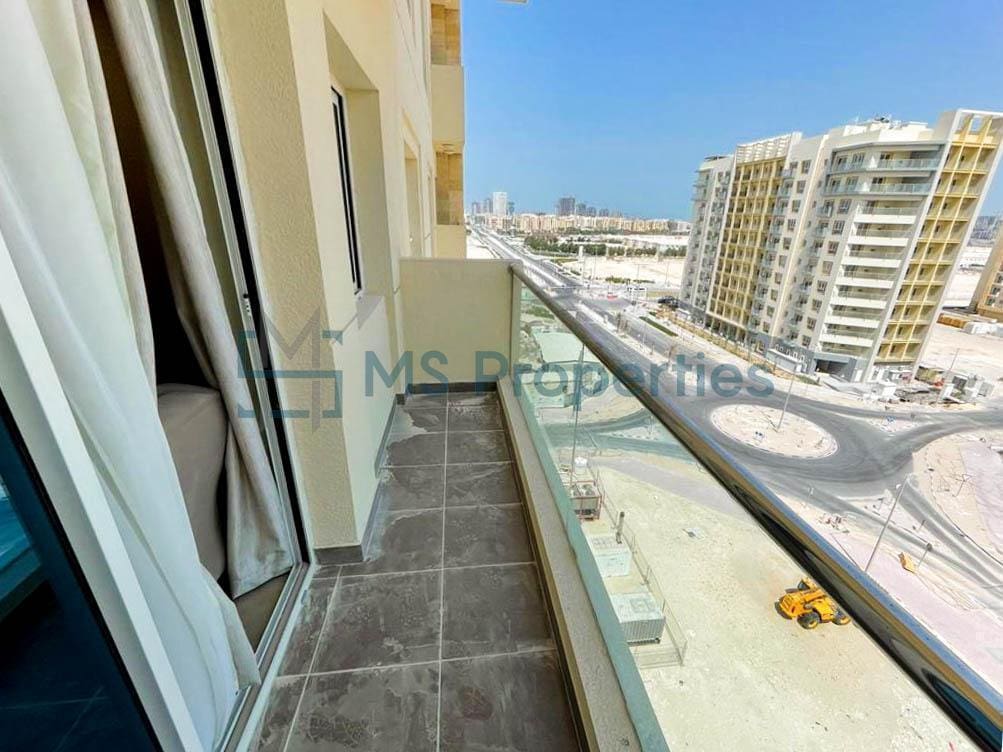 Modern Space 1BR Apartment with Balcony
