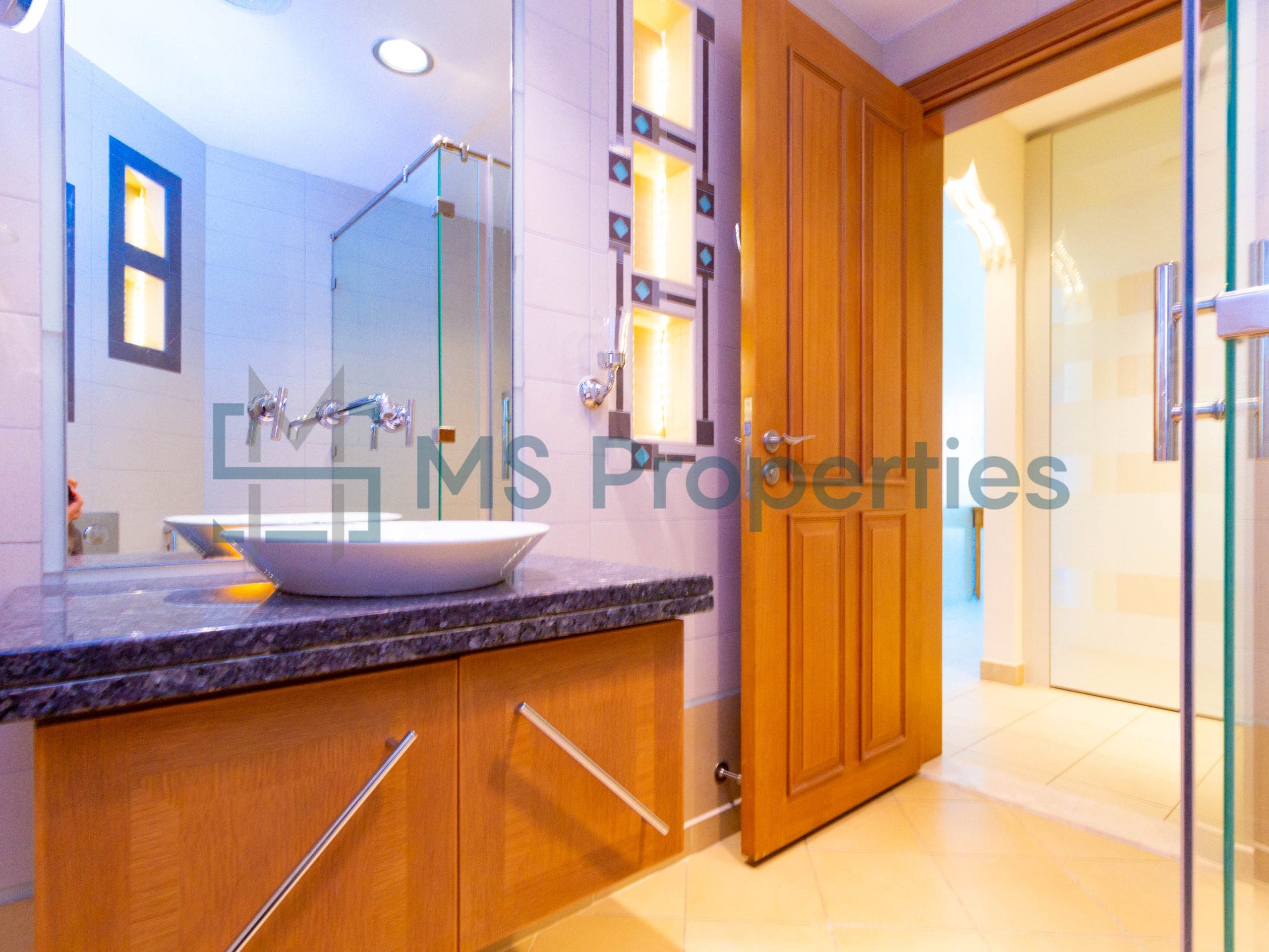 Beautiful 1BR Flat with Balcony +Bills Included