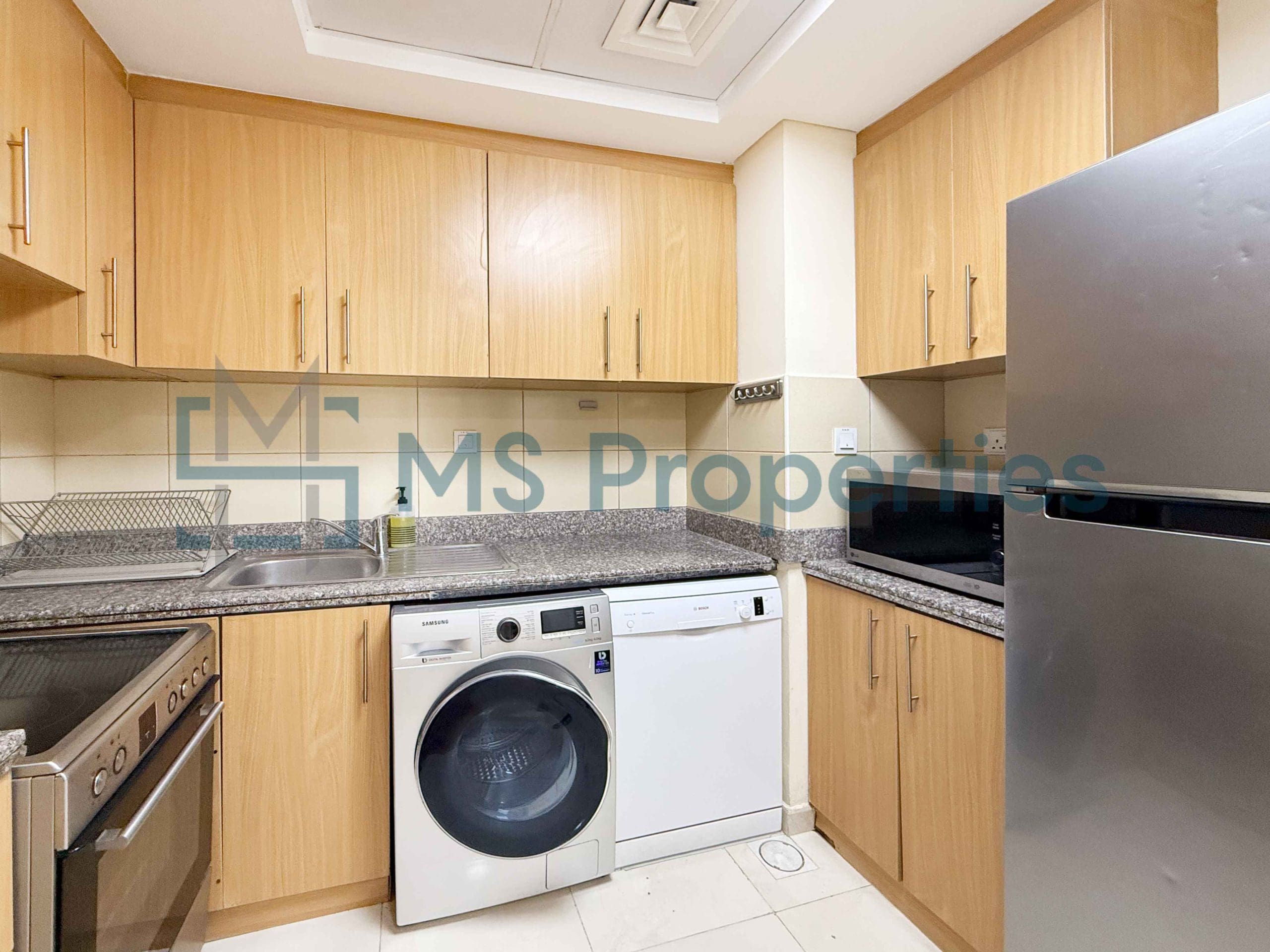 Gorgeous 2BR Apartment in Fox Hills with Balcony