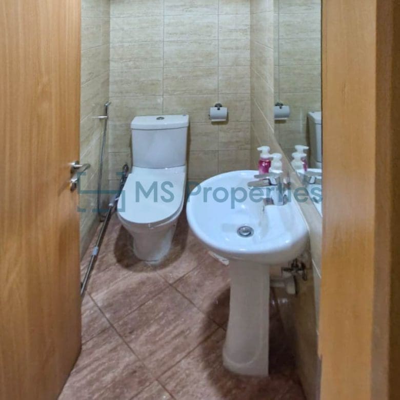Contemporary 1BR Apartment with Balcony