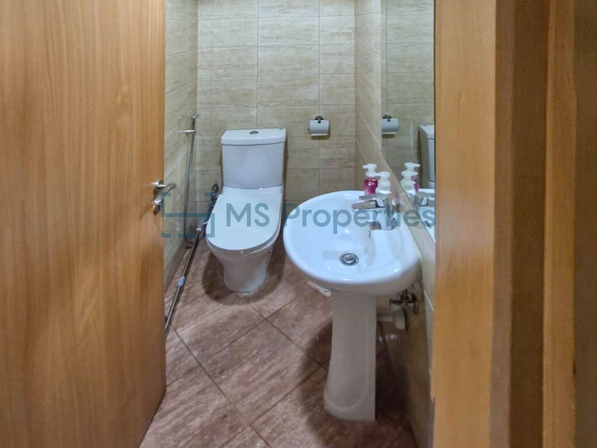 Contemporary 1BR Apartment with Balcony