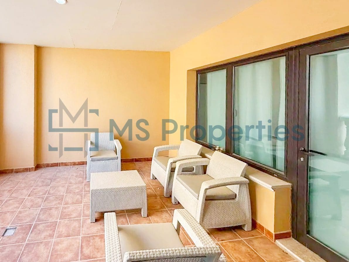 Contemporary 1BR Apartment with Great Balcony