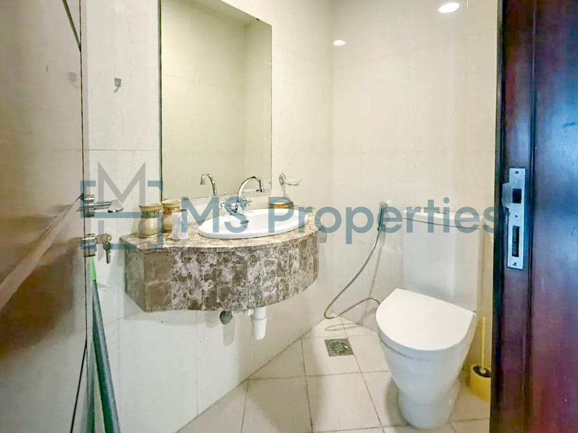 Contemporary 1BR Apartment with Great Balcony