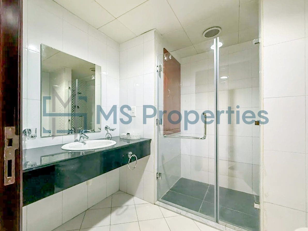 Contemporary 1BR Apartment with Great Balcony