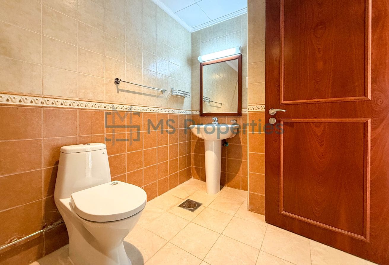 Contemporary 1BR Apartment with Balcony