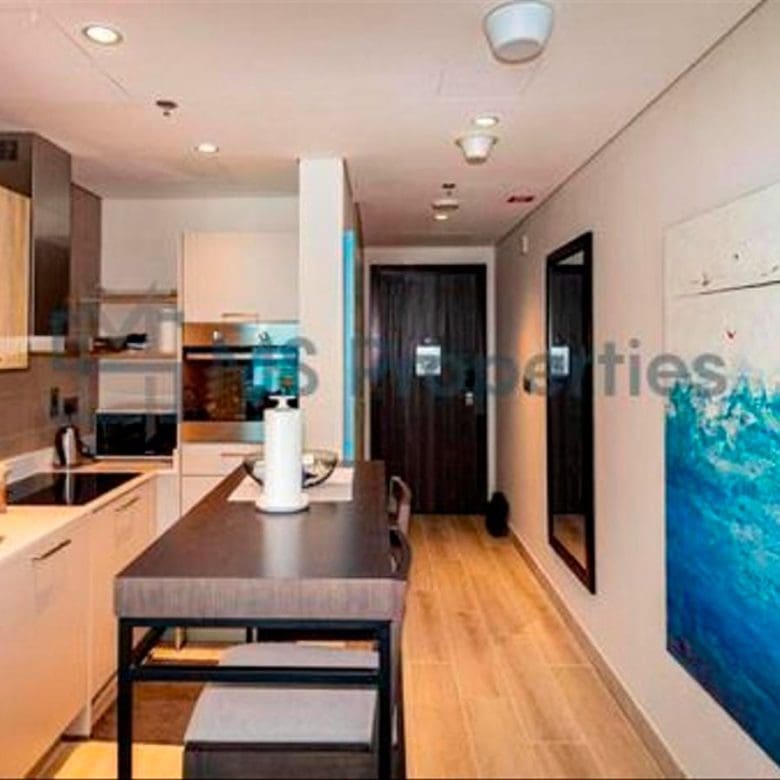 Dive into Luxury Studio Apartment in West Bay