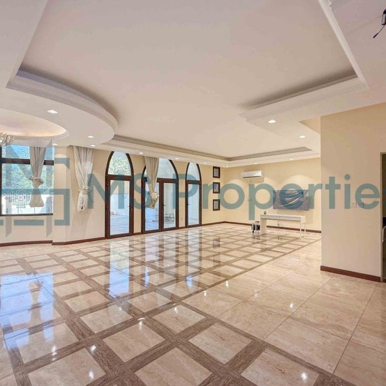 Sophisticated | 5BR Villa | View Balcony