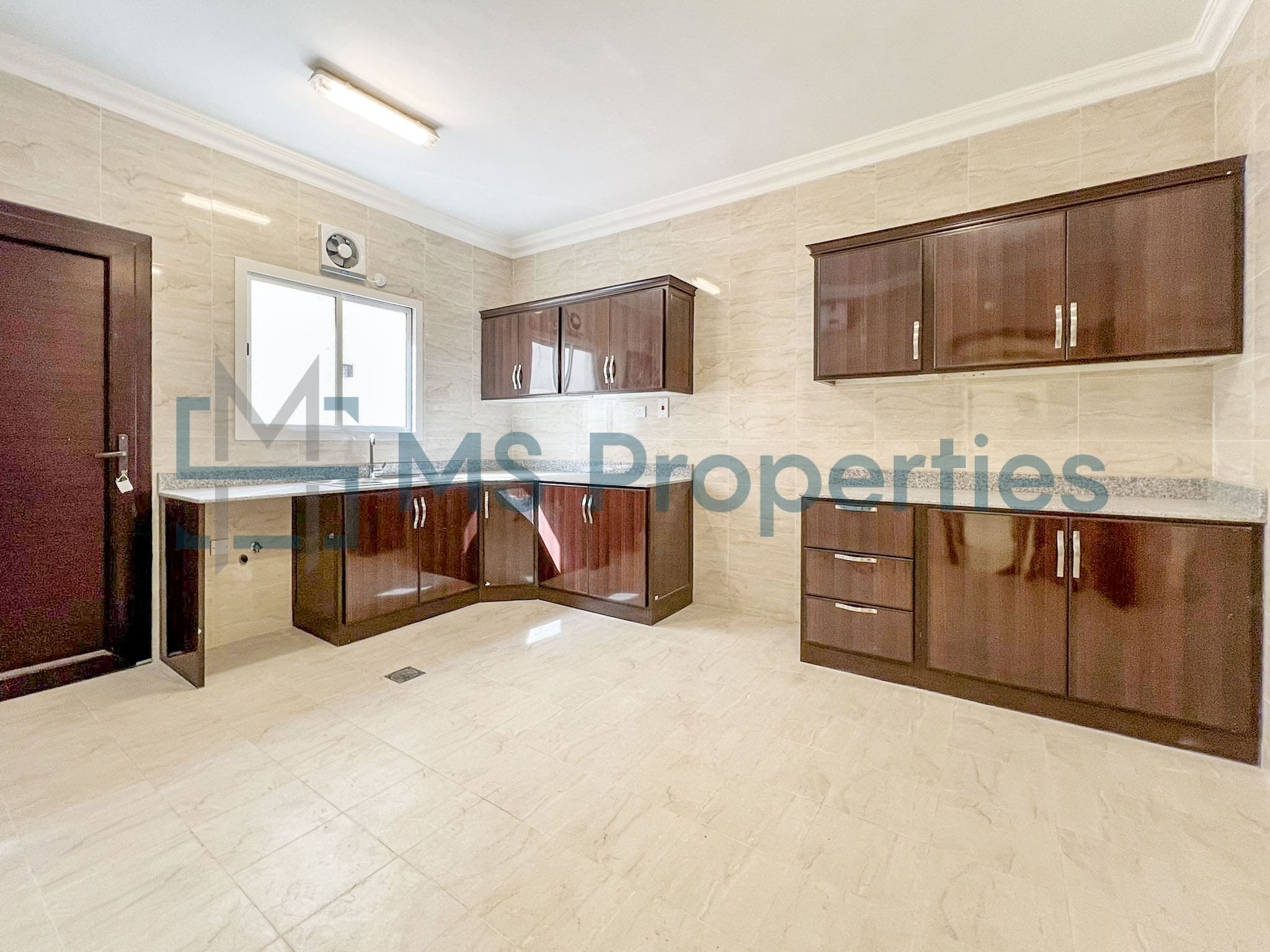 Spacious 6 Bedroom Compound Villa in Al Kheesa