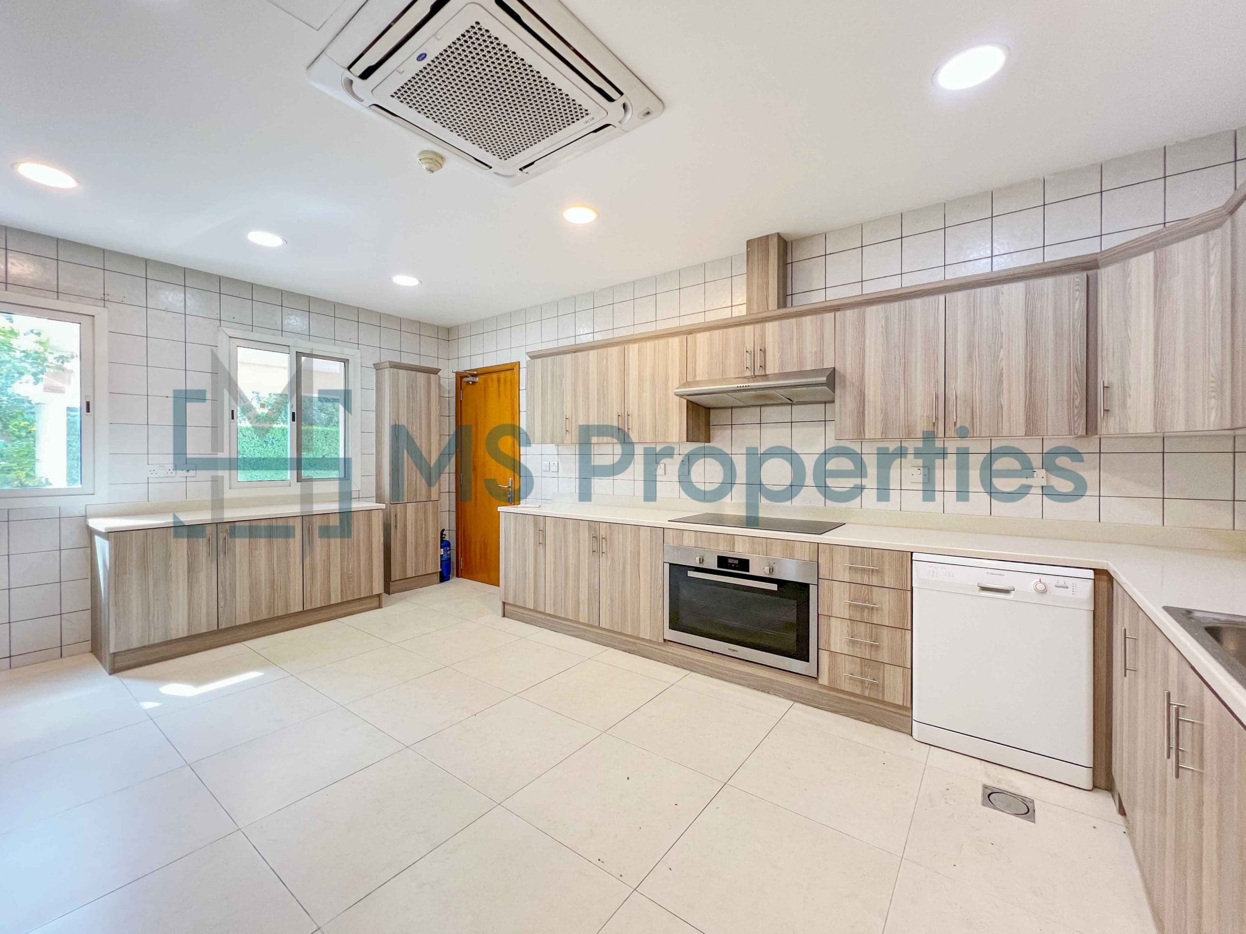 Spacious 4Bedroom+Maid Villa in West Bay Lagoon