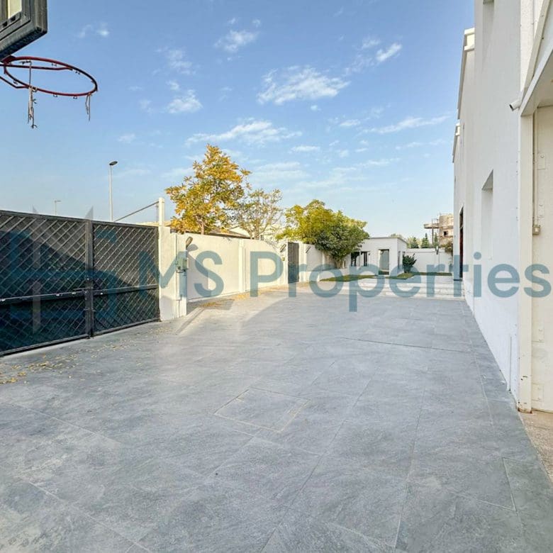 Luxurious 5Bedroom FreeHold Villa with Title Deed