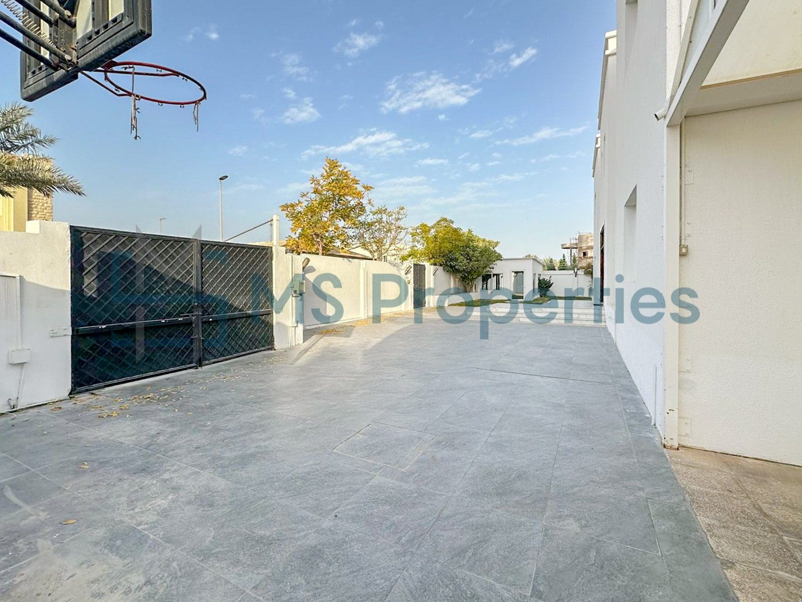 Luxurious 5Bedroom FreeHold Villa with Title Deed
