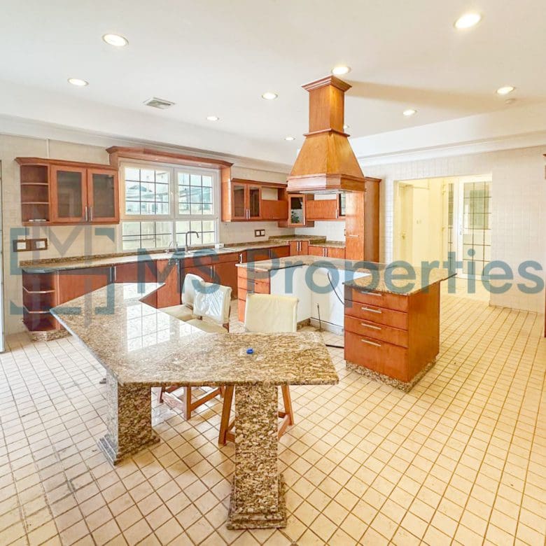 Luxurious 5Bedroom FreeHold Villa with Title Deed