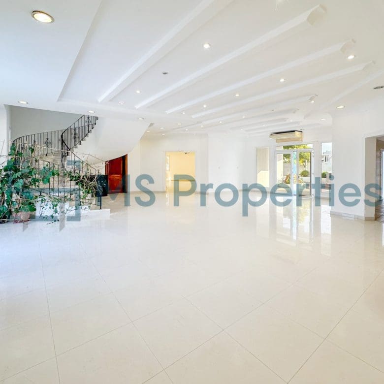 Luxurious 5Bedroom FreeHold Villa with Title Deed