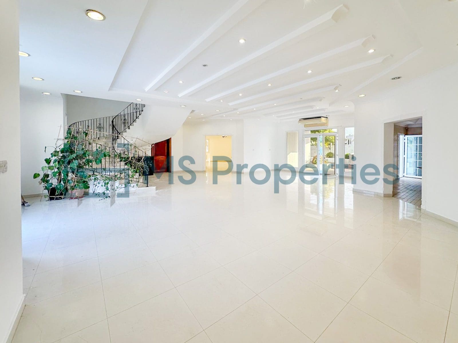 Luxurious 5Bedroom FreeHold Villa with Title Deed
