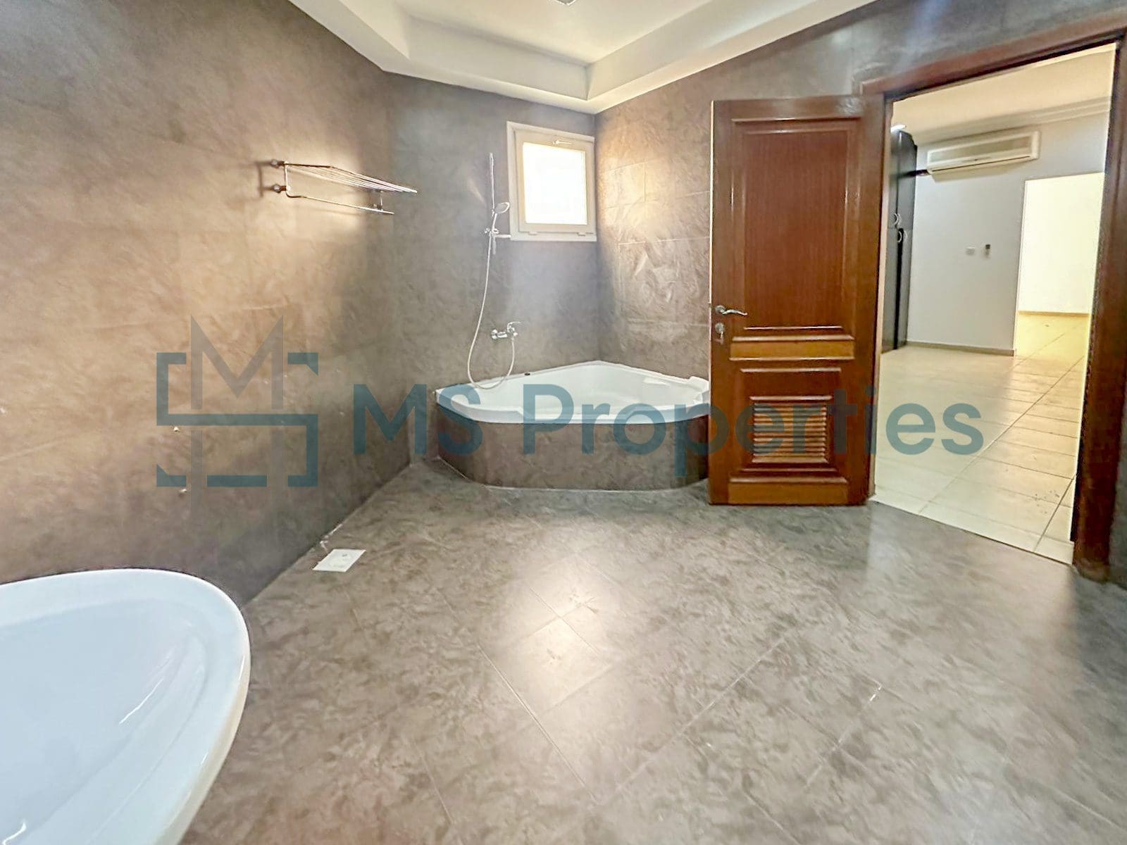 Luxurious 5Bedroom FreeHold Villa with Title Deed