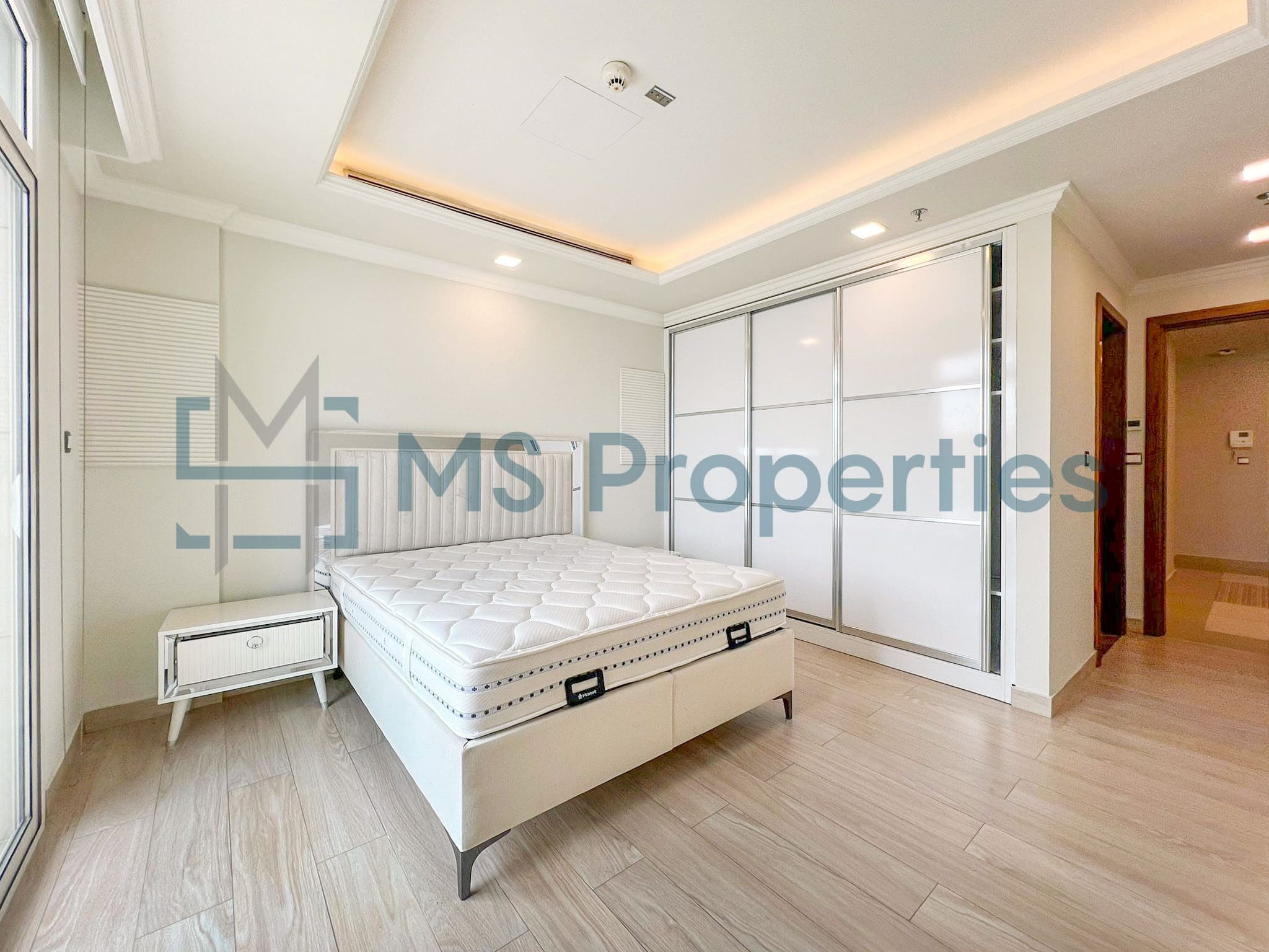 Luxurious and Modern 1BHK Flat in Prime Location