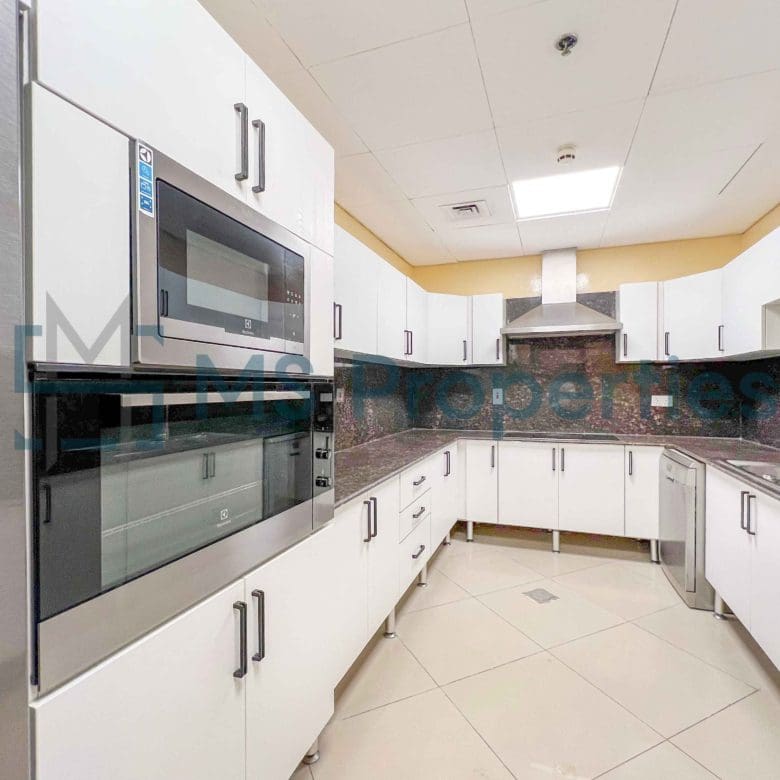 Luxurious 3Bedroom + Maid Room | Bills Included | Balcony