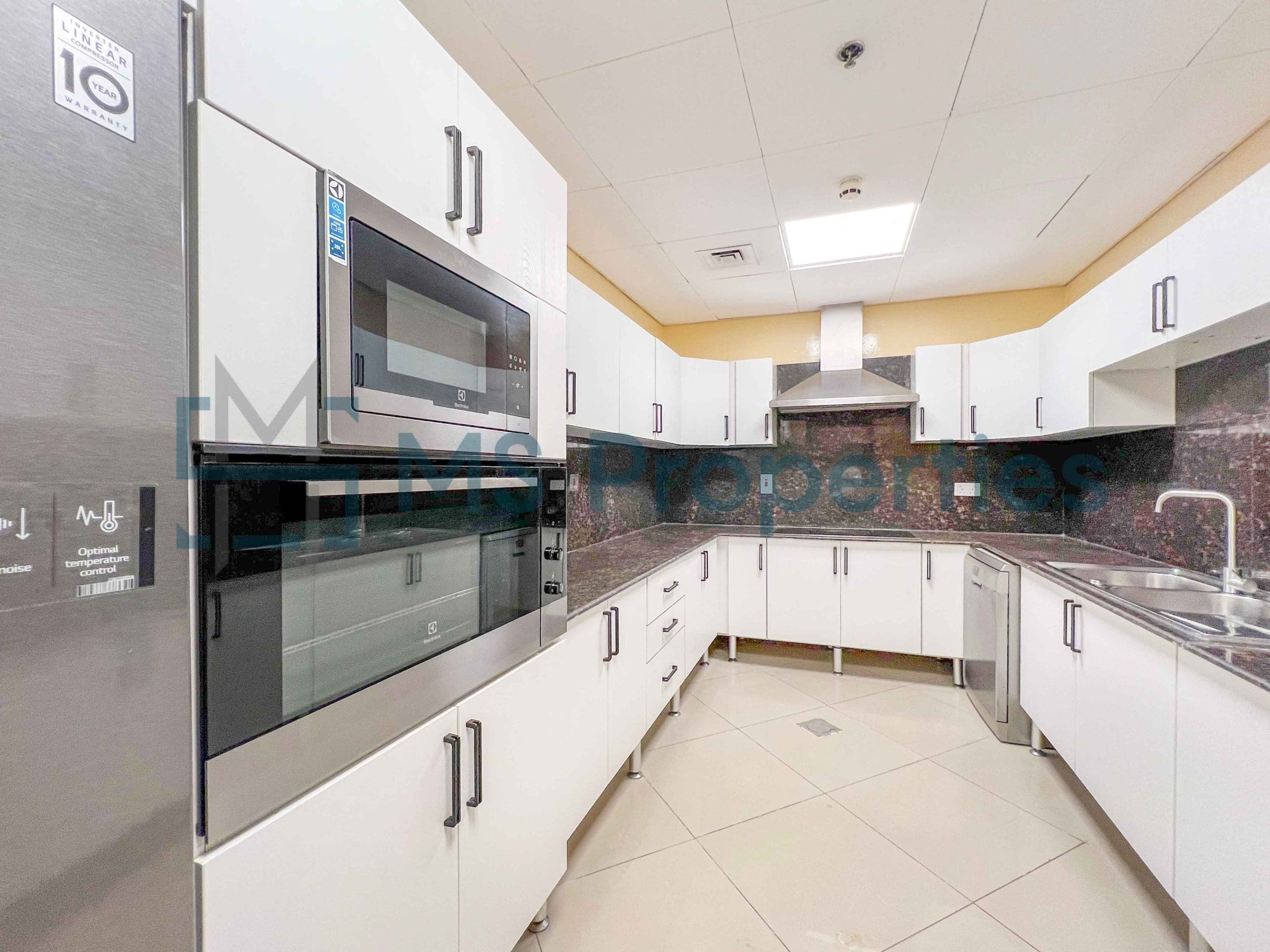 Luxurious 3Bedroom + Maid Room | Bills Included | Balcony