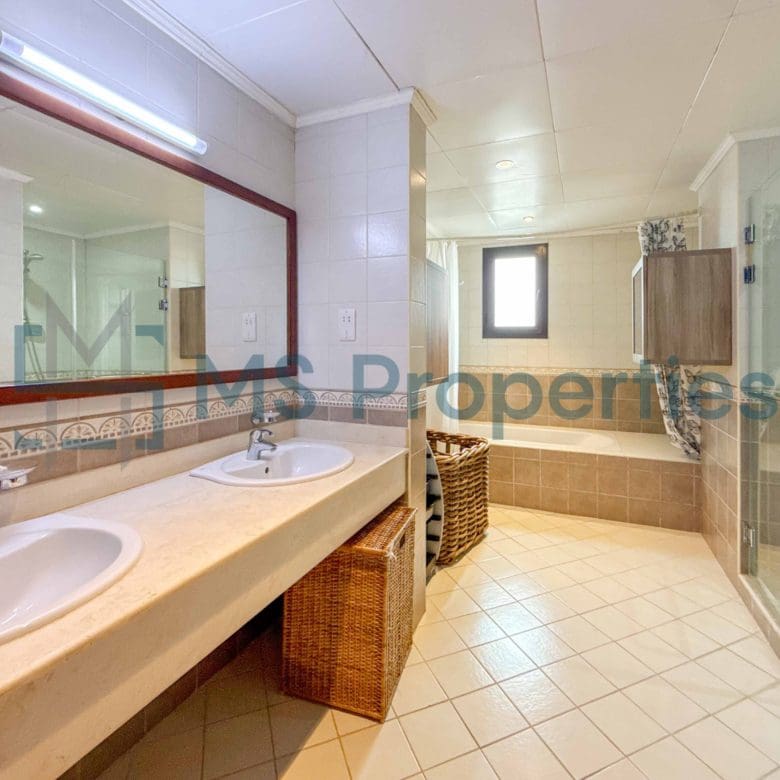 Luxurious 2Bedroom Flat with Stunning Balcony View