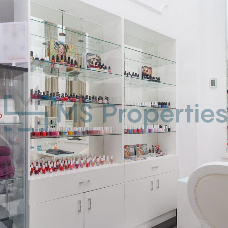 79SQM Cozy Shop in the Heart of The Pearl For Sale