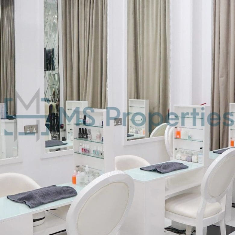 79SQM Cozy Shop in the Heart of The Pearl For Sale