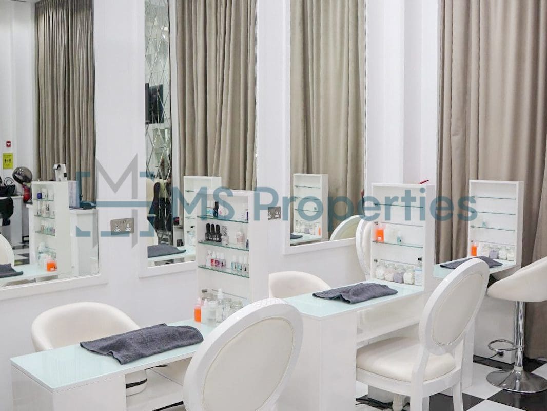 79SQM Cozy Shop in the Heart of The Pearl For Sale