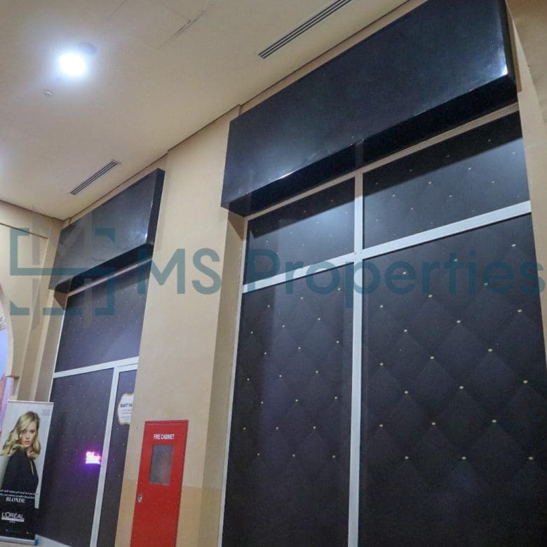 79SQM Cozy Shop in the Heart of The Pearl For Sale