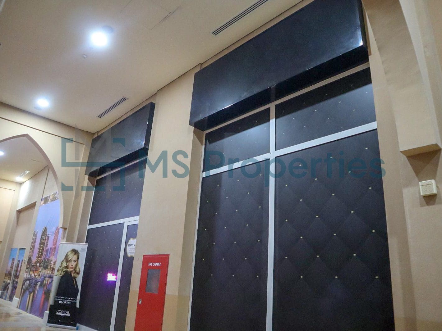 79SQM Cozy Shop in the Heart of The Pearl For Sale