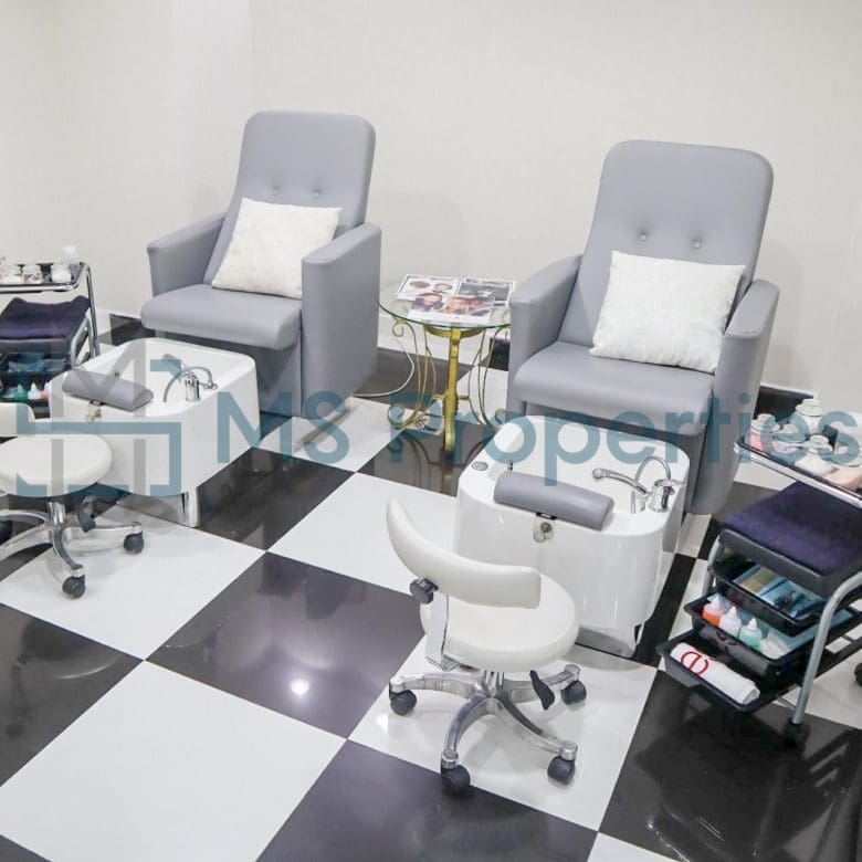 79SQM Cozy Shop in the Heart of The Pearl For Sale