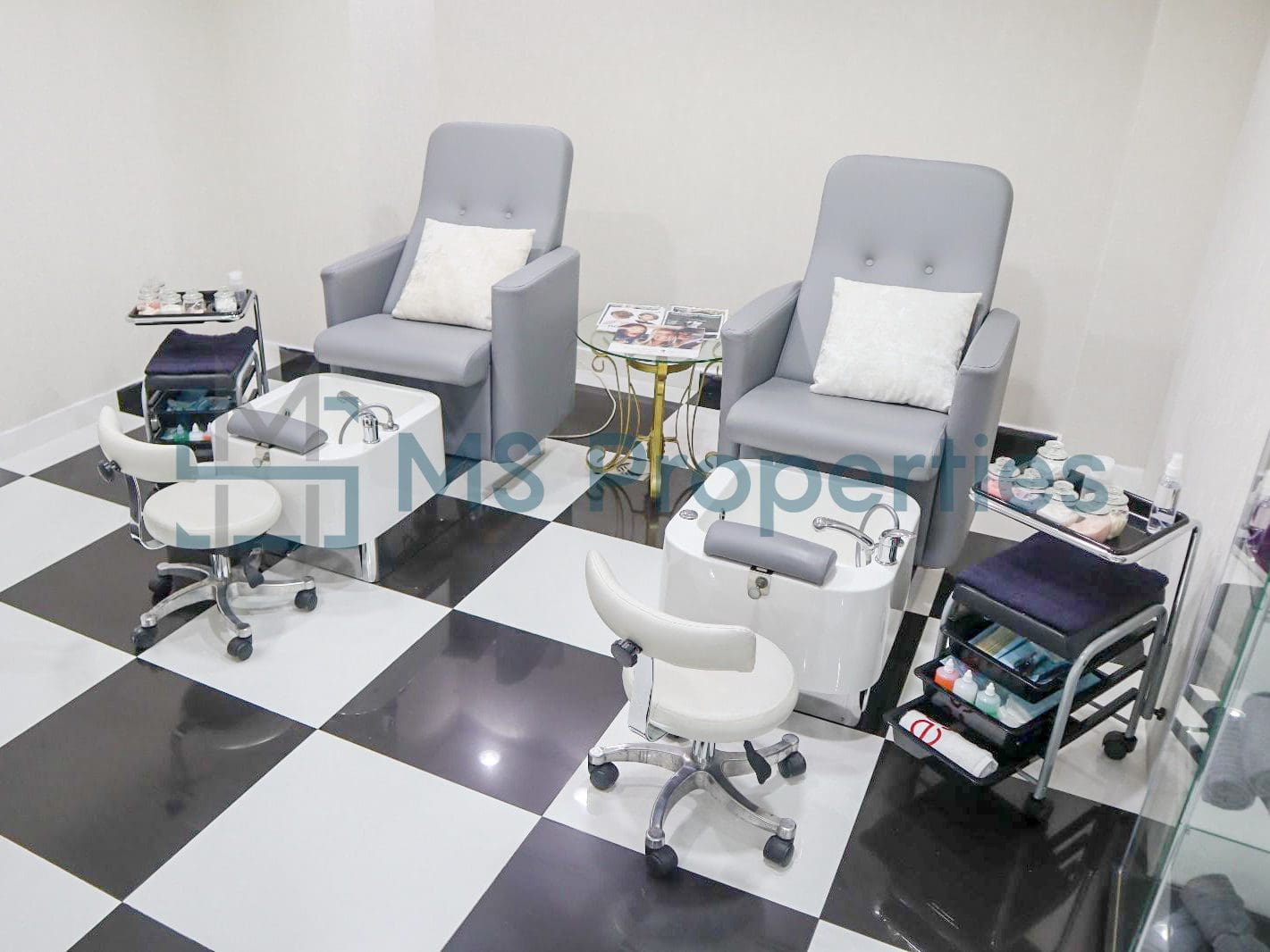 79SQM Cozy Shop in the Heart of The Pearl For Sale