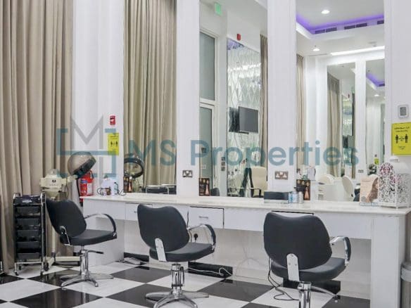 79SQM Cozy Shop in the Heart of The Pearl For Sale