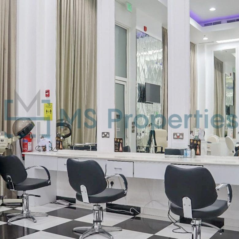 79SQM Cozy Shop in the Heart of The Pearl For Sale