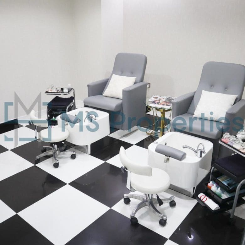 79SQM Cozy Shop in the Heart of The Pearl For Sale