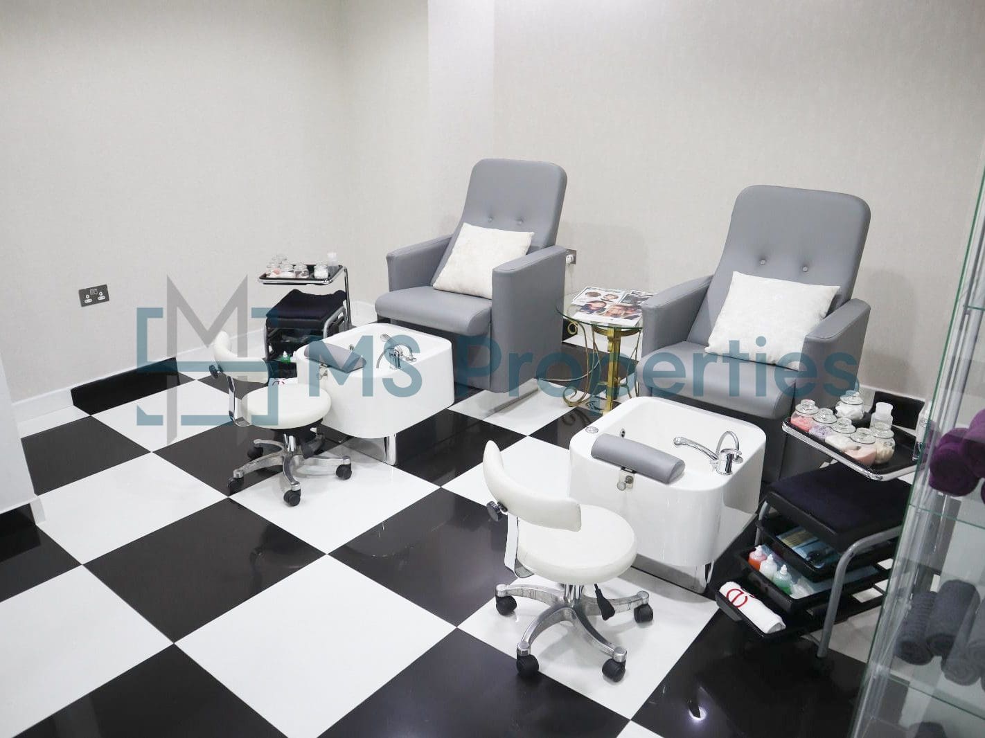 79SQM Cozy Shop in the Heart of The Pearl For Sale