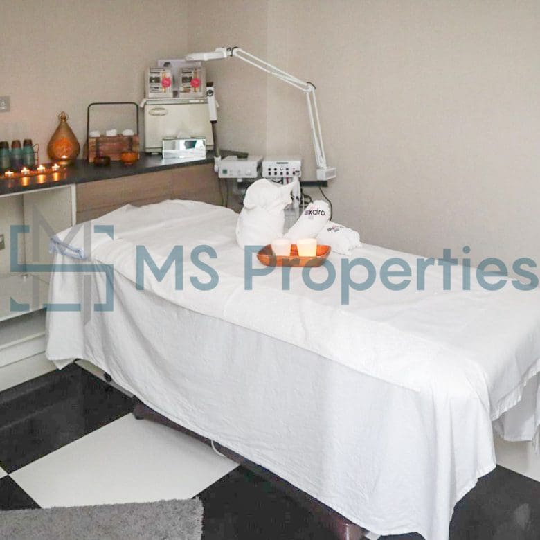 79SQM Cozy Shop in the Heart of The Pearl For Sale