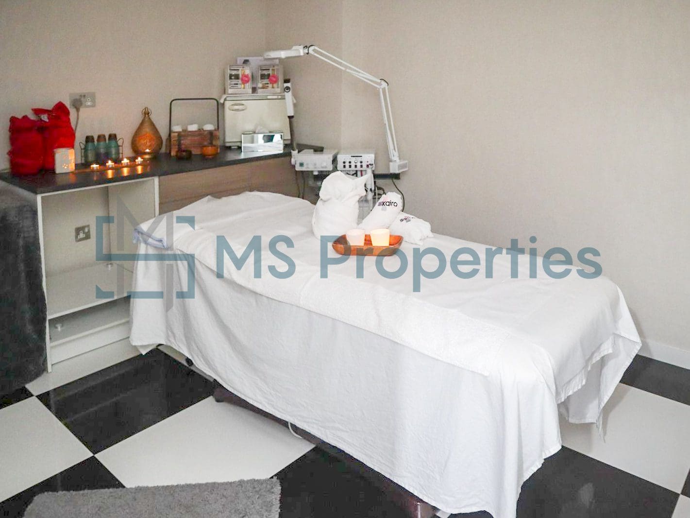 79SQM Cozy Shop in the Heart of The Pearl For Sale