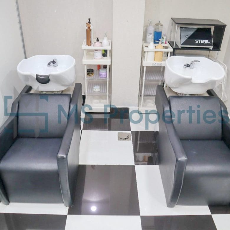 79SQM Cozy Shop in the Heart of The Pearl For Sale