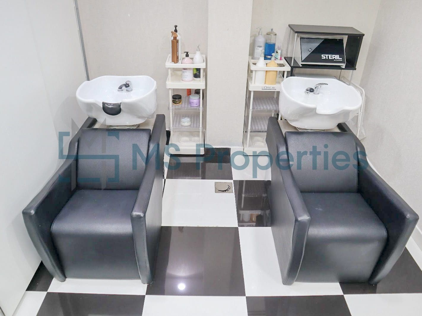 79SQM Cozy Shop in the Heart of The Pearl For Sale