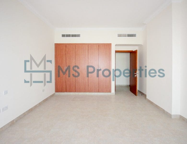 2 BHK Flat with Amazing Full Marina View Balcony