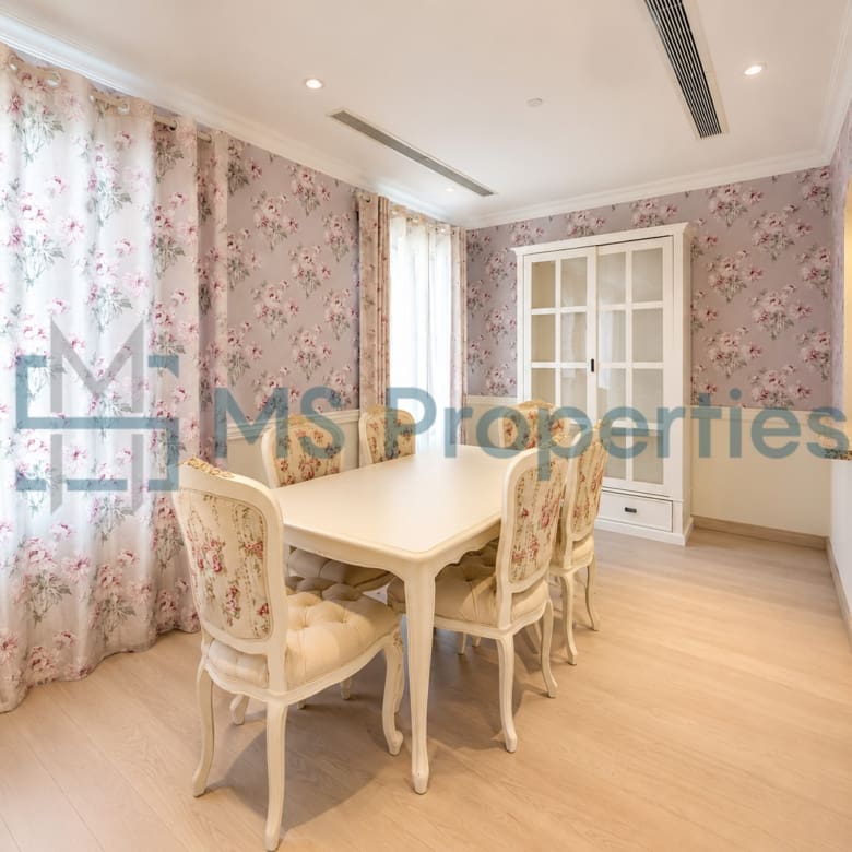 Sophisticated 3 Bedroom Flat with Full Marina View